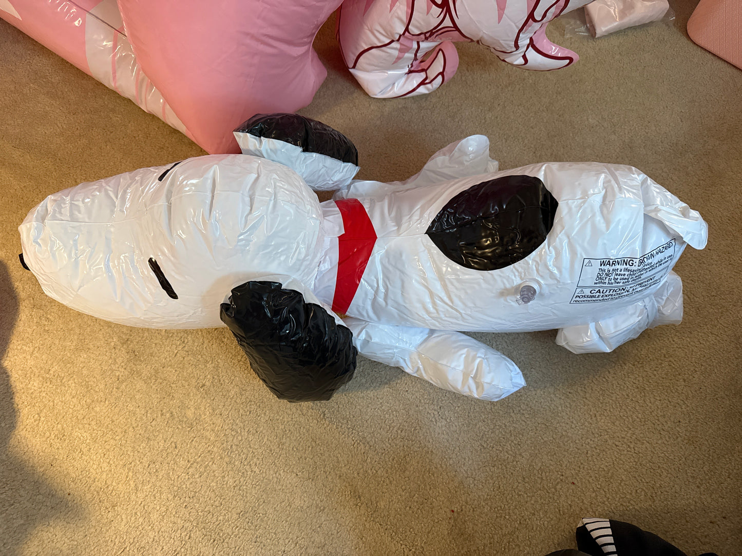 Inflatable Snoopy (peanuts worldwide llc) 5 below snoopy