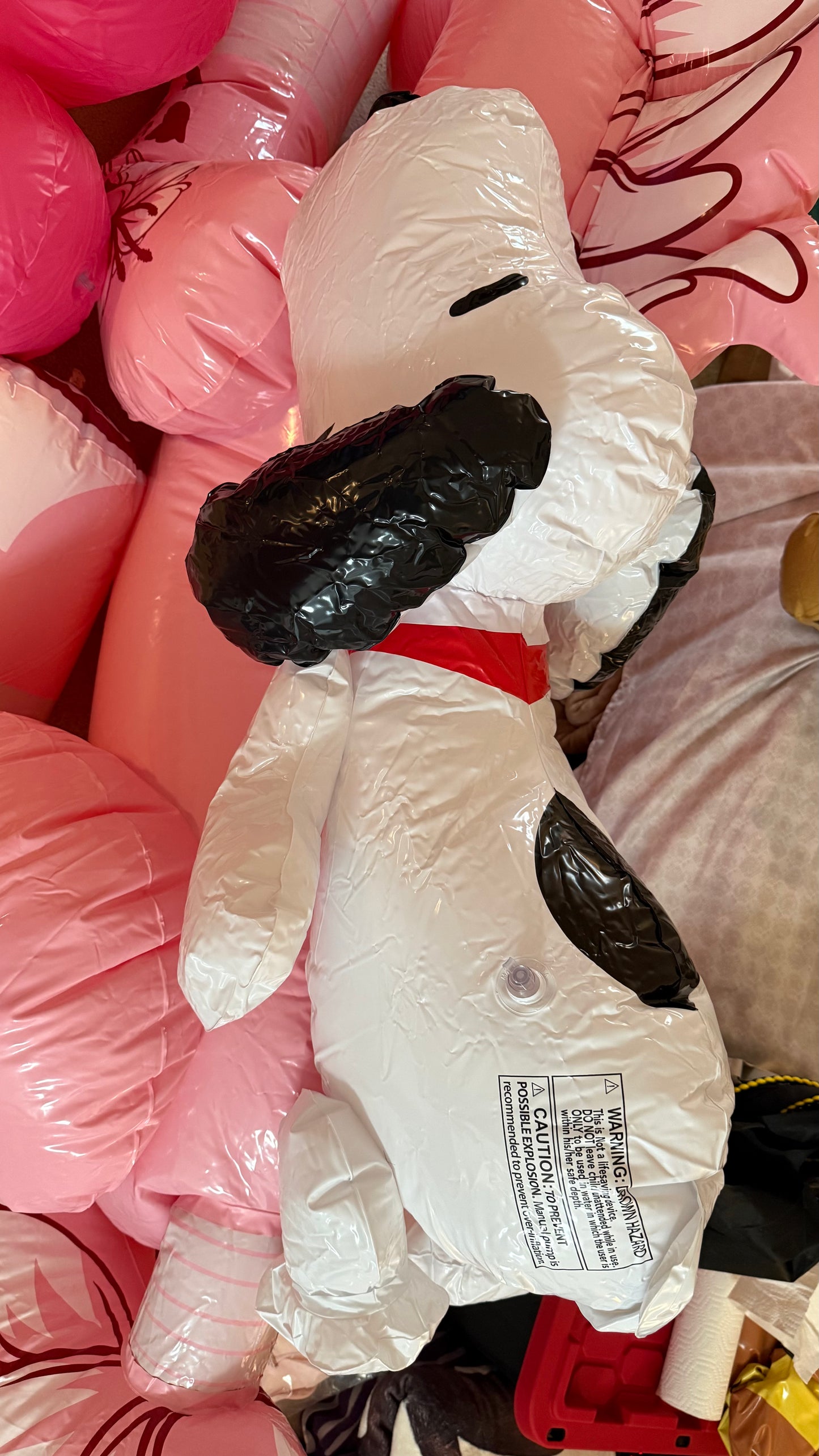 Inflatable Snoopy (peanuts worldwide llc) 5 below snoopy